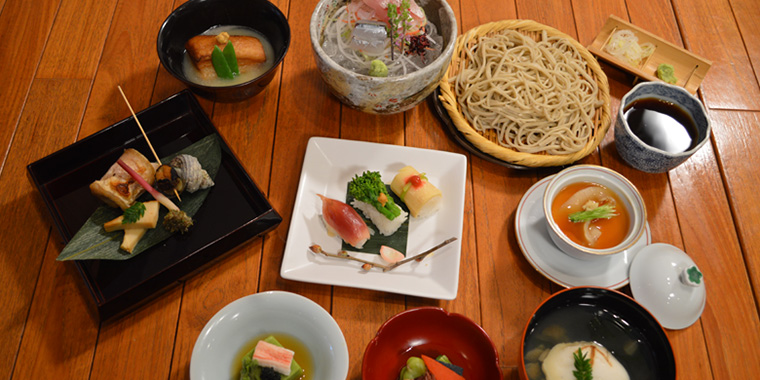 素処　のコース料理　旬の食材が並ぶ