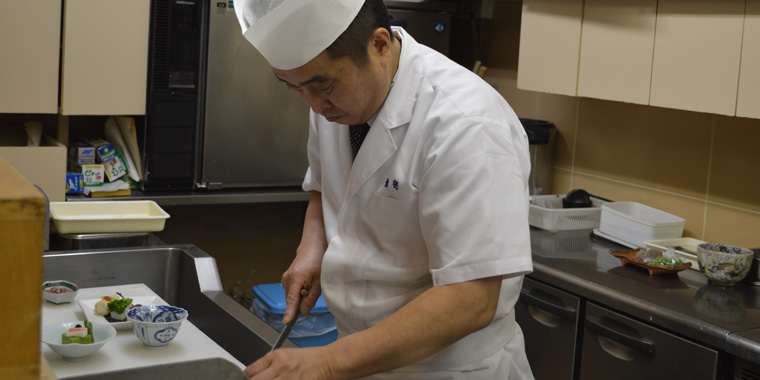 料理長の野村敏紀さん　この手で伝説飯が作られる