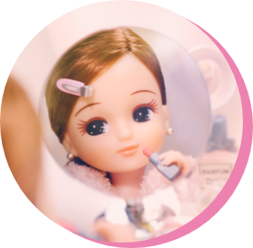 ヘアクリップをつけてメイクをするリカちゃん