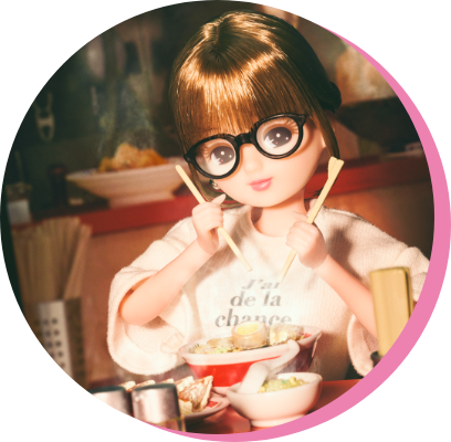 メガネをかけてラーメンを食べるリカちゃん