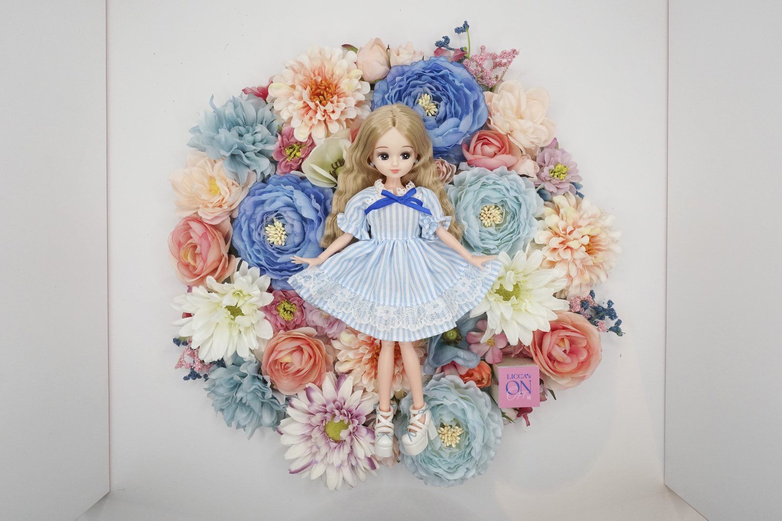 花に囲まれたリカちゃんを撮影できるフォトスポット