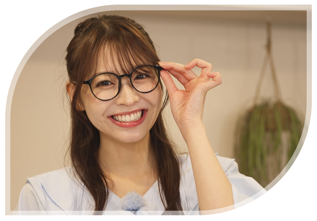 メガネに手を添えて笑顔を見せる阿部桜々